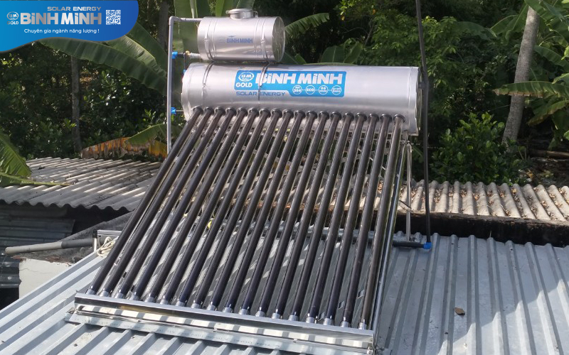 Bác sĩ nghèo lắp máy năng lượng mặt trời để em gái tắm nước nóng