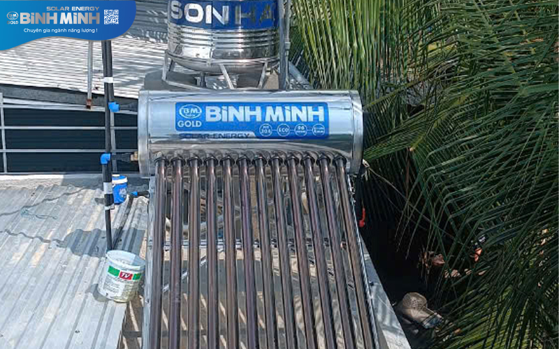 Ký sự ngày 4/10. Nay trời nắng gắt anh Sang lau những giọt mồ hôi chảy ròng ròng trên trán, trong khi tay vẫn không ngừng điều chỉnh tấm pin năng lượng mặt trời trên mái nhà. Đã 10 giờ sáng, cái nắng gay gắt của những ngày đầu tháng 10 như muốn thiêu đốt mọi thứ. Đã quen với công việc này hơn 5 năm, nhưng chưa bao giờ anh thấy thời tiết khắc nghiệt đến thế. Nhiệt độ trên mái tôn có thể lên đến 50-60 độ C, nhưng anh vẫn kiên trì hoàn thành công việc. "Mỗi tấm pin này sẽ giúp một gia đình tiết kiệm được hàng triệu đồng tiền điện mỗi tháng", anh tự nhủ. Bỗng nhiên, một cơn gió mạnh thổi qua. Tấm pin đang lắp dở nghiêng đi, suýt rơi xuống. Tim anh Sang đập thình thịch. Nếu tấm pin rơi xuống, không chỉ thiệt hại về vật chất mà còn có thể gây nguy hiểm cho người đi đường bên dưới. Với phản xạ nhanh nhẹn, anh nhanh chóng giữ chặt tấm pin, mặc cho tay đang bỏng rát vì tiếp xúc với bề mặt kim loại nóng bỏng. "Anh Sang ơi, xuống uống nước đã!" - Tiếng gọi của chị chủ nhà vang lên. Nhưng anh lắc đầu: "Em cảm ơn chị, để em cố định xong tấm này đã." Mồ hôi nhễ nhại, da đỏ ửng vì nắng, nhưng ánh mắt anh vẫn sáng lên niềm vui khi thấy công việc sắp hoàn thành. Cuối cùng, sau gần 2 giờ "phơi mình" trên mái tôn, hệ thống điện mặt trời 120 lít dùng được cho 3 - 5 người đã được lắp đặt hoàn chỉnh. Nhìn những tấm pin sáng bóng dưới ánh mặt trời, anh Sang mỉm cười mãn nguyện. Không chỉ là công việc kiếm sống, với anh, mỗi hệ thống điện mặt trời được lắp đặt là một đóng góp nhỏ cho môi trường. Câu chuyện của anh Sang là một trong nhiều câu chuyện về những người thợ điện mặt trời - những người âm thầm góp phần vào cuộc cách mạng năng lượng sạch. Họ chấp nhận "phơi mình" dưới cái nắng gay gắt, đối mặt với những thử thách và rủi ro để mang đến nguồn năng lượng xanh cho cộng đồng.